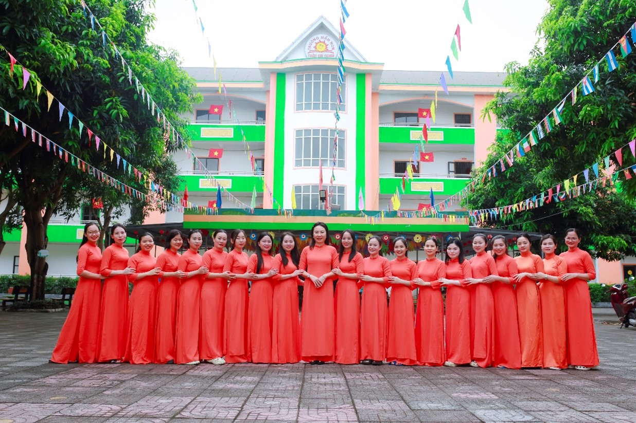 Tập thể giáo viên trường Mầm non Trần Đại Nghĩa tại lễ tổng kết năm học 2024-2025