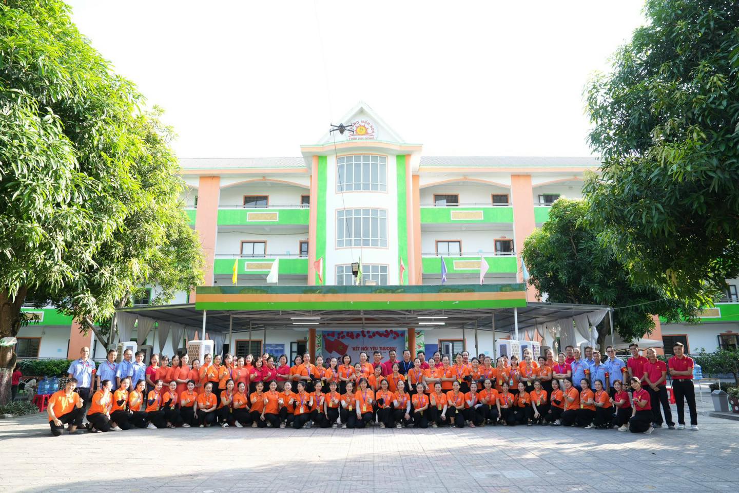 Đội ngũ giáo viên trường Trần Đại Nghĩa trong trang phục áo dài.